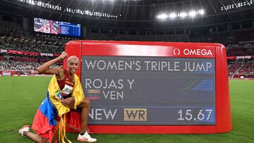 Yulimar Rojas posando con su récord del mundo y olímpico: 15.67 metros