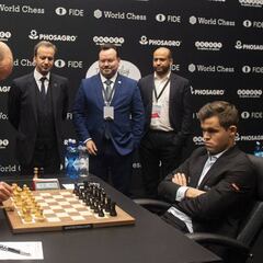 Carlsen-Caruana, primer asalto: tablas tras 7 horas y metedura de pata de Woody Harrelson