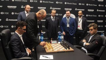 FMA0001_3. London (United Kingdom), 09/11/2018.- US actor Woody Harrelson (C) accidentally knocks the White King before making the first move for US challenger Fabiano Caruana (seated L) against Norway&#039;s World Chess Champion Magnus Carlsen (seated R) in their Round One game at the World Chess Championship 2018, in London, Britain, 09 November 2018. Others are not identified. (Noruega, Londres) EFE/EPA/FACUNDO ARRIZABALAGA
