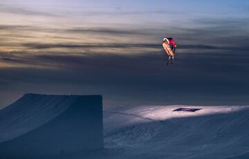 Sesión de saltos al atardecer en el Snowpark Sulayr, en Sierra Nevada, durante el Día de Andalucía 2019.