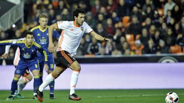 GRA213. VALENCIA, 03/01/2017.- El jugador del Valencia CF, Dani Parejo, se dispone a lanzar el penalti que supone el primer gol de su equipo ante el RC Celta de Vigo, durante el partido de ida de octavos de final de la Copa del Rey que ambos equipos juegan en el estadio de Mestalla. EFE/Manuel Bruque