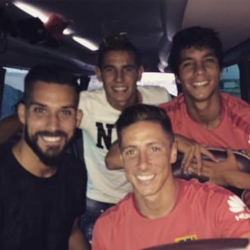 Fernando Torres con sus compañeros.