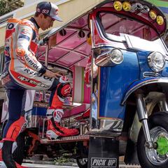 Marc Márquez provoca el caos en las calles de Bangkok