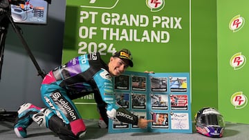 David Alonso posó para AS en Tailandia con su Libro de los Records.