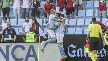Iago Aspas y Maxi Gómez celebran el segundo tanto del Celta en la victoria contra el Atlético de Madrid.