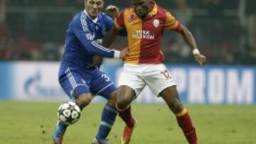 El jugador del Schalke Sead Kolasinac ante Didier Drogba del Galatasaray durante el partido de octavos de final de la Liga de Campeones.