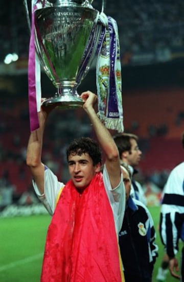Raúl González levantando la Copa de Europa