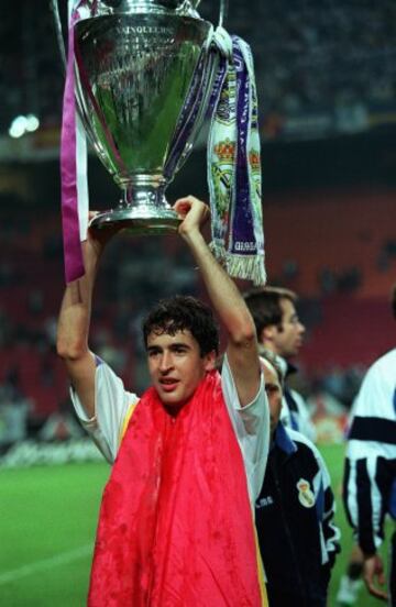 Raúl González levantando la Copa de Europa