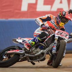 Márquez ejerce de marciano y reina en el Superprestigio