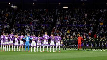 VALLADOLID, 30/12/2022.- Los jugadores del Valladolid (i) y del Real Madrid guardan un minuto de silencio por el reciente fallecimiento de la estrella del fútbol Pelé, antes del partido de Liga en Primera División que disputan este viernes en el estadio José Zorrilla, en Valladolid. EFE/R. García