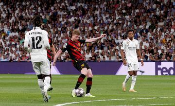 Lanzó De Bruyne desde fuera del área, ajustada al palo izquierdo, y superó a Courtois para marcar el 1-1.