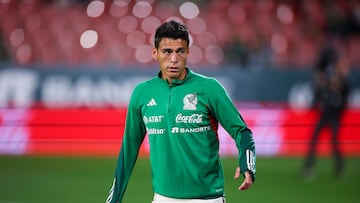 Héctor Moreno durante un calentamiento con la Selección Mexicana,