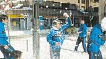 <b>ALEGRÍA.</b> La plantilla del Getafe disfrutó con la nieve en Vitoria.