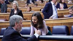 El diputado de Unidas Podemos y coordinador de Alianza Verde, Juantxo López de Uralde y la ministra de Derechos Sociales y Agenda 2023, Ione Belarra, conversan durante sesión plenaria en el Congreso de los Diputados, a 16 de marzo de 2023, en Madrid (España). El Congreso de los Diputados ha aprobado definitivamente hoy el proyecto de Ley de Derechos y Bienestar de los Animales, que mantiene la exclusión de los perros de caza y trabajo de su aplicación después de que no prosperara en el Senado ninguna de las enmiendas que pedían su inclusión. Además, durante el pleno se ha iniciado el trámite de la nueva Ley del Cine y de la Cultura Audiovisual con un debate de la totalidad a la norma con la que muchos de los agentes del sector esperan ver cumplidas sus reclamaciones.
16 MARZO 2023;CONGRESO;LEY BIENESTAR ANIMAL;PERROS DE CAZA;PLENO;CONGRESO
Jesús Hellín   / Europa Press
16/03/2023