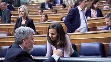 El diputado de Unidas Podemos y coordinador de Alianza Verde, Juantxo López de Uralde y la ministra de Derechos Sociales y Agenda 2023, Ione Belarra, conversan durante sesión plenaria en el Congreso de los Diputados, a 16 de marzo de 2023, en Madrid (España). El Congreso de los Diputados ha aprobado definitivamente hoy el proyecto de Ley de Derechos y Bienestar de los Animales, que mantiene la exclusión de los perros de caza y trabajo de su aplicación después de que no prosperara en el Senado ninguna de las enmiendas que pedían su inclusión. Además, durante el pleno se ha iniciado el trámite de la nueva Ley del Cine y de la Cultura Audiovisual con un debate de la totalidad a la norma con la que muchos de los agentes del sector esperan ver cumplidas sus reclamaciones.
16 MARZO 2023;CONGRESO;LEY BIENESTAR ANIMAL;PERROS DE CAZA;PLENO;CONGRESO
Jesús Hellín   / Europa Press
16/03/2023