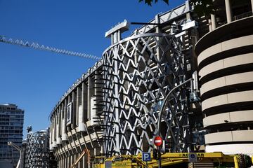 Así avanzan las obras remodelación y modernización del Santiago Bernabéu. Ni las lluvias de elevada intensidad caídas en la capital ni los efectos de la DANA climatológica que están afectando a toda España han frenado el ritmo de las obras cuya finalización está prevista para principio del mes de octubre de 2022, aunque es factible que la finalización de la reforma finalice unos meses antes de lo previsto.