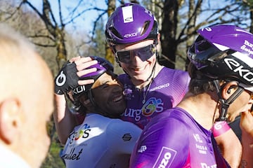 Chumil recibe las felicitaciones de sus compañeros del Burgos tras ganar en O Gran Camiño.