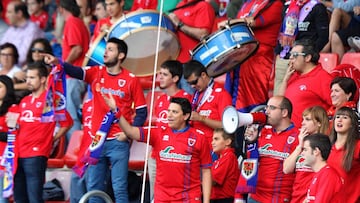La afición del Numancia anima al equipo.