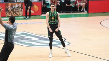 Xabi L&oacute;pez-Arostegui celebra una acci&oacute;n durante el partido entre el Joventut y el Casademont Zaragoza.