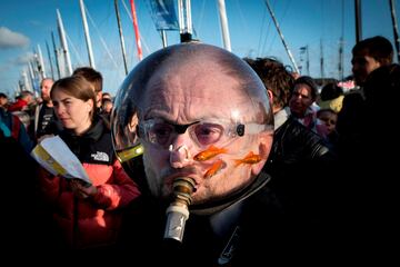 Un hombre con la cabeza metida en un acuario con peces de colores camina entre la gente en Saint-Malo, el punto de partida de la Ruta del Ron, una regata transatl?ntica a vela en solitario entre la localidad francesa y Guadalupe. En est? edici?n, la 12?, se han dado cita 138 regatistas, que partir?n el pr?ximo d?a 6 para recorrer 3.542 millas.