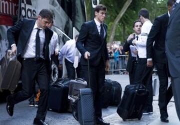 Los jugadores del Real Madrid Iker Casillas y Gareth Bale (d), a su llegada hoy junto al resto del equipo a su hotel en Lisboa, donde el sábado disputarán la final de la Liga de Campeones ante el Atlético de Madrid. 