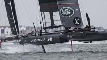El catamarán AC45 'Land Rover BAR' inglés 'vuela' en aguas de Portsmouth duirante un entrenamiento.