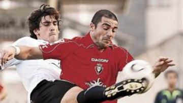 <b>PELEA. </b>Pandiani lucha por llevarse el balón ante un adversario.