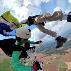 Graba la aterradora enganchada con otro paracaidista en pleno vuelo