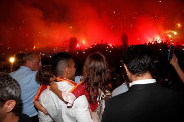 El colombiano llegó el domingo a Estambul y fue recibido por más de 20 mil hinchas en el aeropuerto. El 'Tigre' firmó este lunes su contrato por los próximos tres años con el club y ya luce la camiseta de su nuevo equipo.