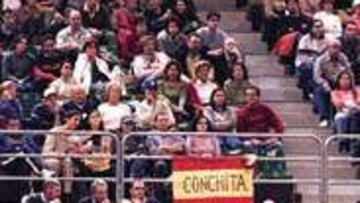 ÁMIMOS. Conchita se prepara para restar a Molik, con Santana y una pancarta de aliento a su espalda.