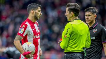 Luis Su&aacute;rez habla con Munuera Montero en el partido ante el Levante. 