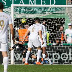 Doce futbolistas del Elche mantendrán contrato pese al descenso