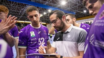 Requena dando instrucciones en el Guadalajara.