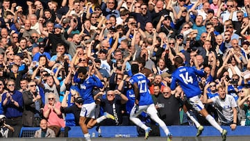 Iliman Ndiaye’s second-half penalty earned Everton a point against Arsenal, who lost further ground in their pursuit of table-topping Liverpool.