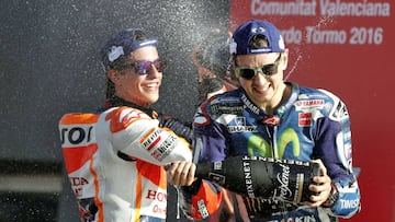 Lorenzo regala una victoria a Yamaha en su adiós; Márquez 2º