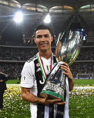 La Juventus, campen de la Supercopa de Italia. Cristiano Ronaldo con el trofeo.