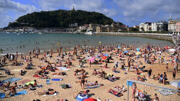 SAN SEBASTIAN, GIPUZKOA, SPAIN - 2021/08/24: People at the Beach of the Concha in San Sebastian Guipuzkoa.
La Concha Beach is one of the best tourist areas in San Sebastián, located in the heart of the city, it offers the visitor the opportunity to enjoy magnificent views, such as the one offered by the bay in the shape of a seashell with the island of Santa Clara in the center, and on the sides the Urgull and Igeldo mountains. (Photo by Ramon Costa/SOPA Images/LightRocket via Getty Images)