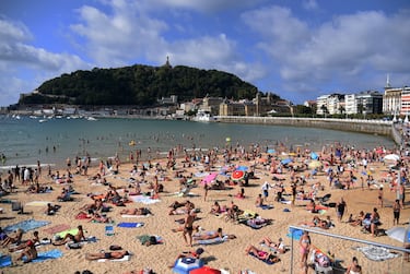 La Playa de la Concha, en San Sebastián, es una de las más icónicas de Europa. Su forma de medialuna, aguas tranquilas y arena fina la convierten en un auténtico símbolo de la ciudad. Flanqueada por el Monte Igueldo y el Monte Urgull, y con la Isla Santa Clara en el centro de la bahía, ofrece un paisaje de postal que enamora a locales y visitantes.

Ubicada en pleno corazón urbano, cuenta con todos los servicios necesarios para disfrutar del mar con comodidad: duchas, vestuarios, alquiler de sombrillas y actividades acuáticas. Es perfecta tanto para pasear por su elegante paseo marítimo como para relajarse al sol. Un clásico donostiarra que nunca pasa de moda.