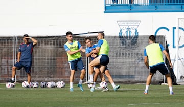 Miramón disputa ante Ro un balón durante un entrenamiento del Leganés.