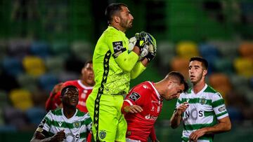 Ad&aacute;n atrapa la pelota con seguridad en el &uacute;ltimo partido ante el Santa Clara.