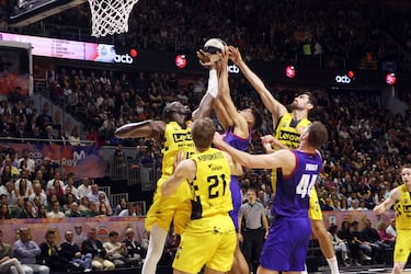 El Barça aniquila al Tenerife y espera al Real Madrid en la final