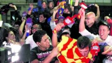 <b>OTRA VEZ. </b>Los aficionados del Barcelona volvieron a acudir a Canaletes, donde disfrutaron de otra fiesta, la segunda de la semana.