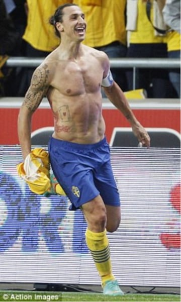 En el costado derecho, Ibra se tatu¨® dos Ases: El As de Corazones y el As de Picas, como amuletos protectores ante las adversidades.