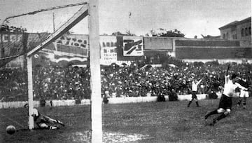 Chacho celebra uno de sus seis goles a Bulgaria el 21 de mayo de 1933 en Chamartín.