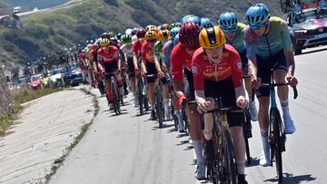 El ciclista noruego Magnus Kulset tira del pelotón durante una carrera con el Uno-X