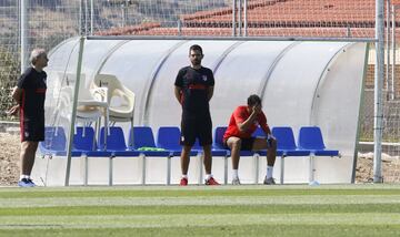 Diego Costa se 'picó' con Morata en la subida de la nueva cuesta del Profe Ortega. El de Lagarto tuvo que retirarse del entrenamiento tras subirla dos veces (por la parte con menos pendiente pero más larga). Las dos veces le ganó, pero el esfuerzo le pasó factura y Costa sufrió un leve malestar por el esfuerzo. 