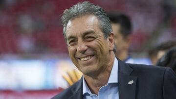 Tomás Boy dirigiendo a Chivas en el Clausura 2019.