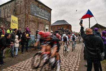 El grupo de ciclistas pedalea en zonas pavimentadas durante la 122.ª edición de la clásica carrera ciclista de un día París-Roubaix.