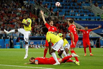 El árbitro Mark Geiger señaló penalti por esta acción de Carlos Sánchez a Harry Kane.