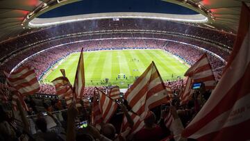 Banderas al aire en el primer partido de la historia del Wanda Metropolitano ante el Málaga.